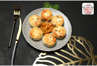 Syrnyky (cheese pancakes) with raisins