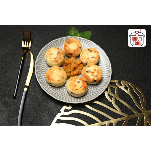 Syrnyky (cheese pancakes) with raisins